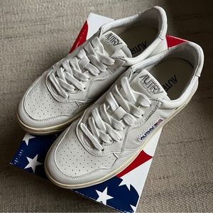 AUTRY SNEAKERS WOMAN MEDALIST LOW SNEAKERS IN LEATHER WHITE